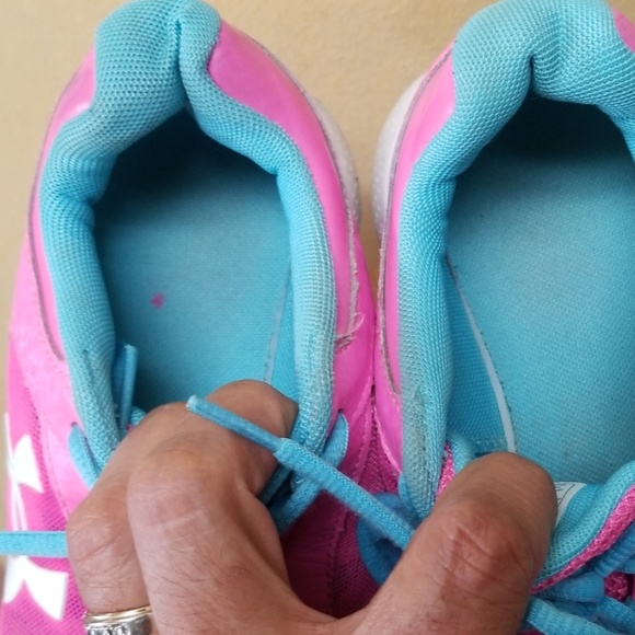 Women's pink Under Armour tennis shoe - Picture 6 of 7
